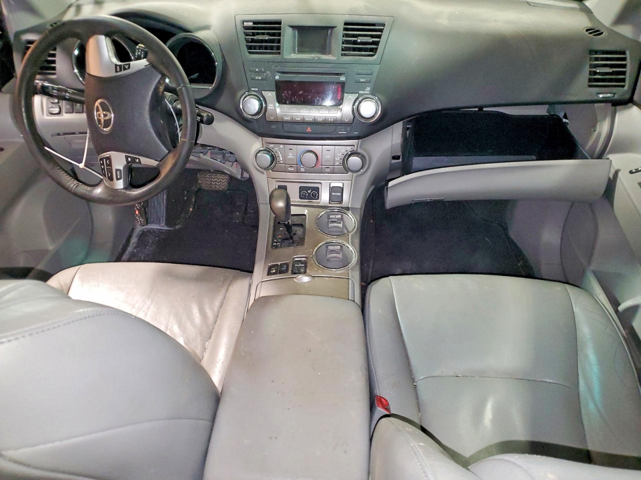 2012 TOYOTA HIGHLANDER BASE photo 8