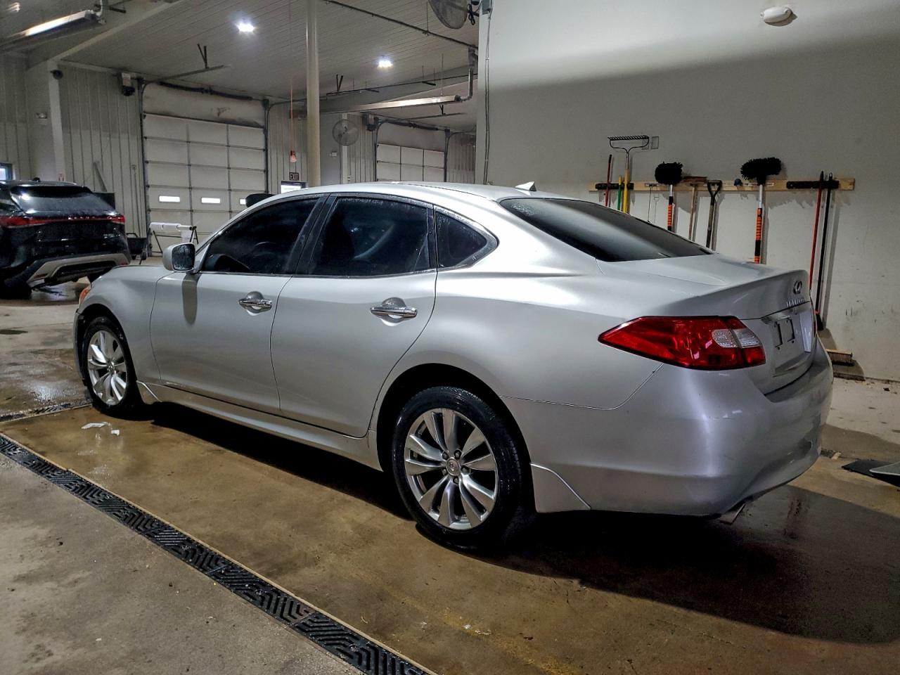 2011 INFINITI M37 X photo 2