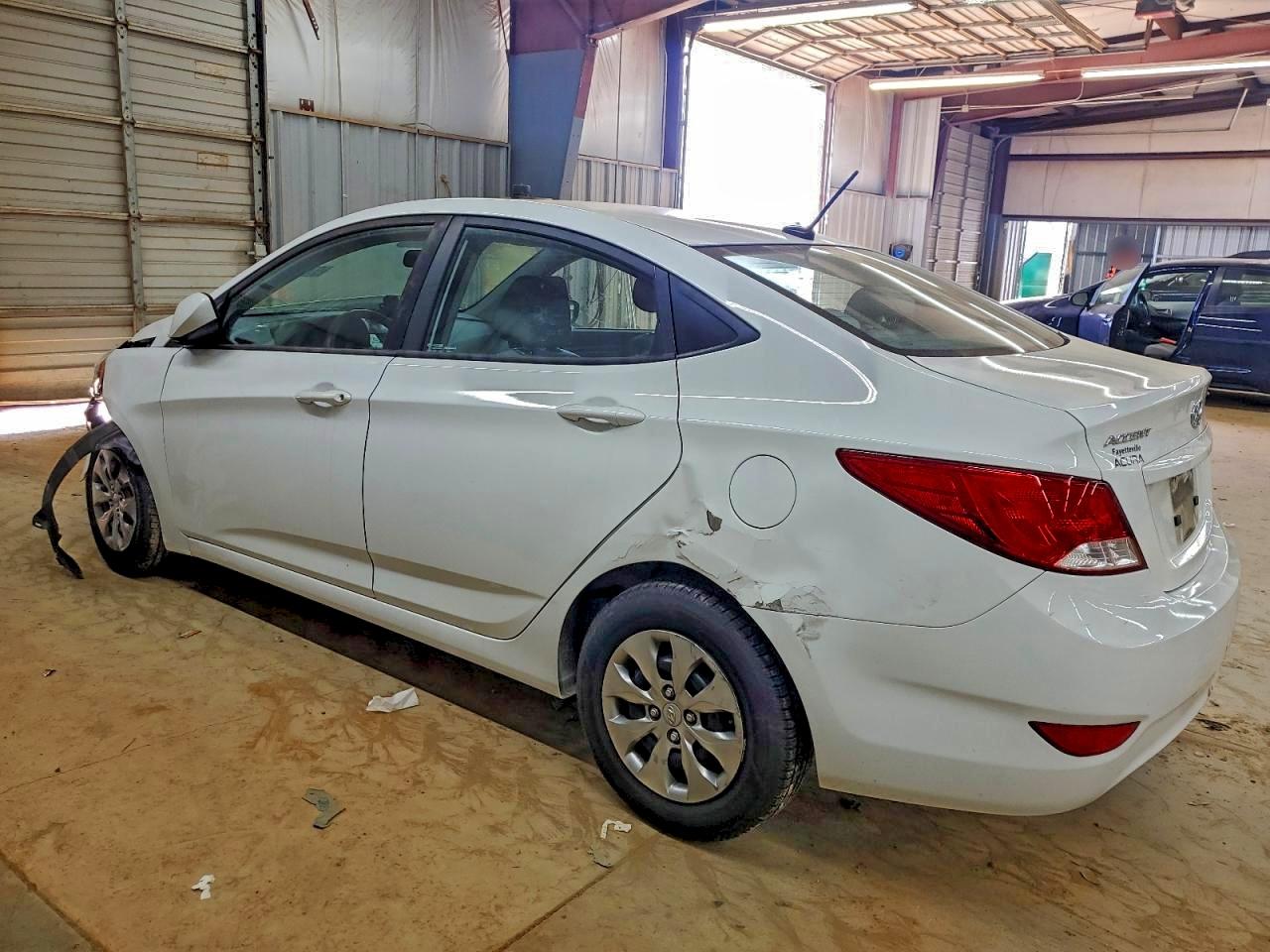 2017 HYUNDAI ACCENT SE photo 2