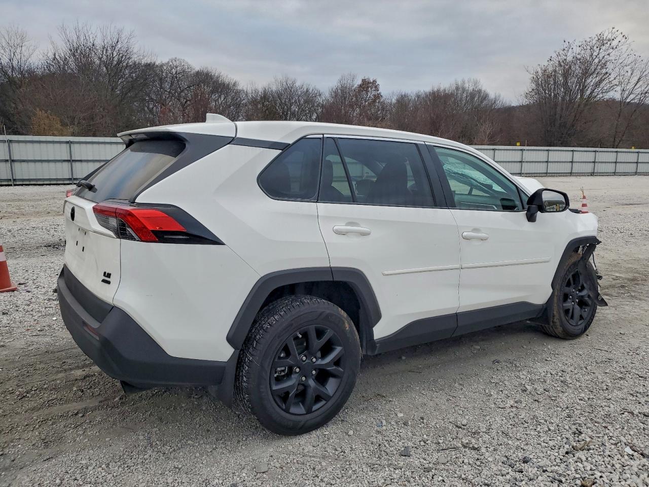 2022 TOYOTA RAV4 LE photo 3