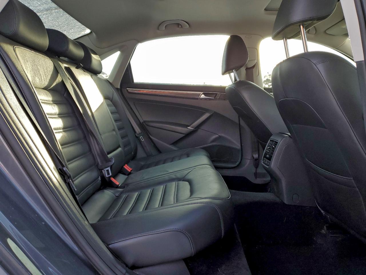 2017 VOLKSWAGEN PASSAT SEL PREMIUM photo 10
