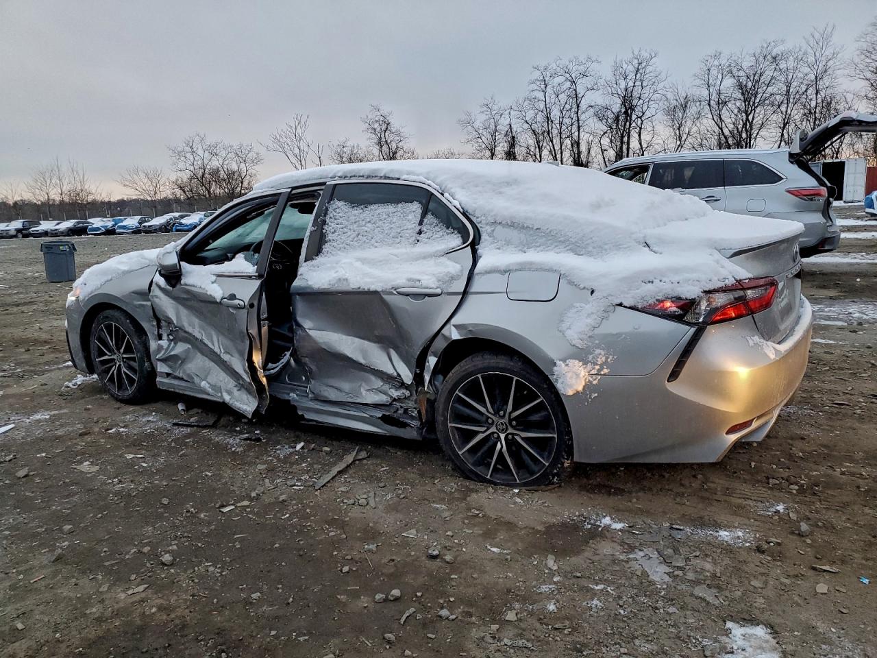 2021 TOYOTA CAMRY SE photo 3