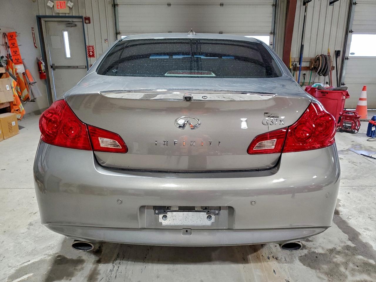 2011 INFINITI G37 photo 16
