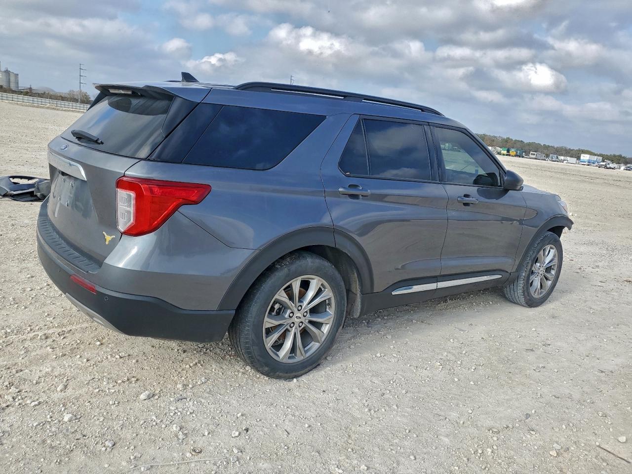 2023 FORD EXPLORER XLT photo 3