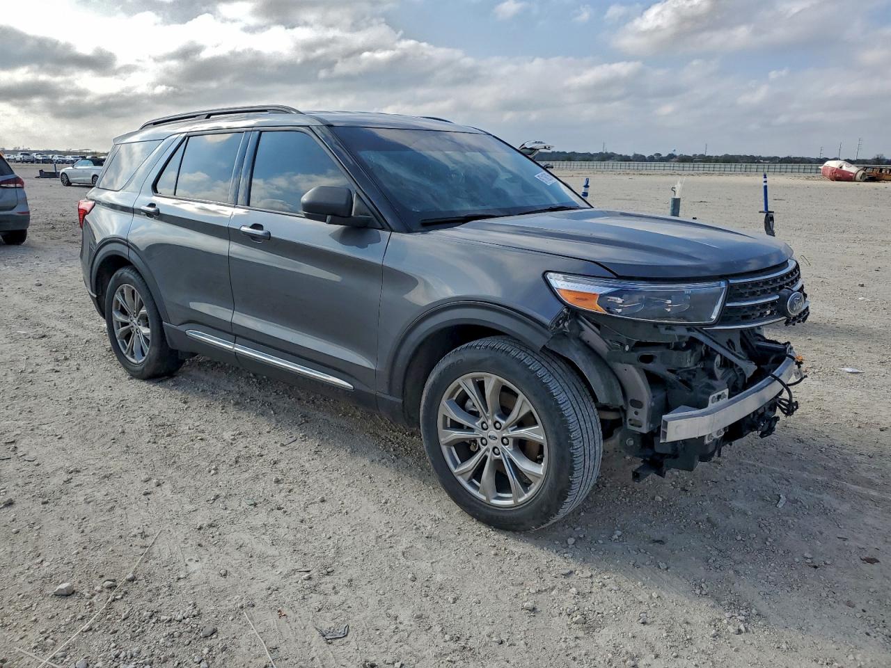 2023 FORD EXPLORER XLT photo 4