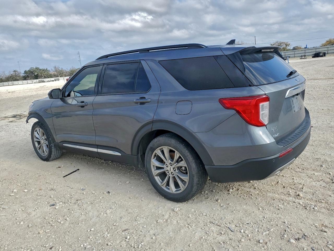2023 FORD EXPLORER XLT photo 2