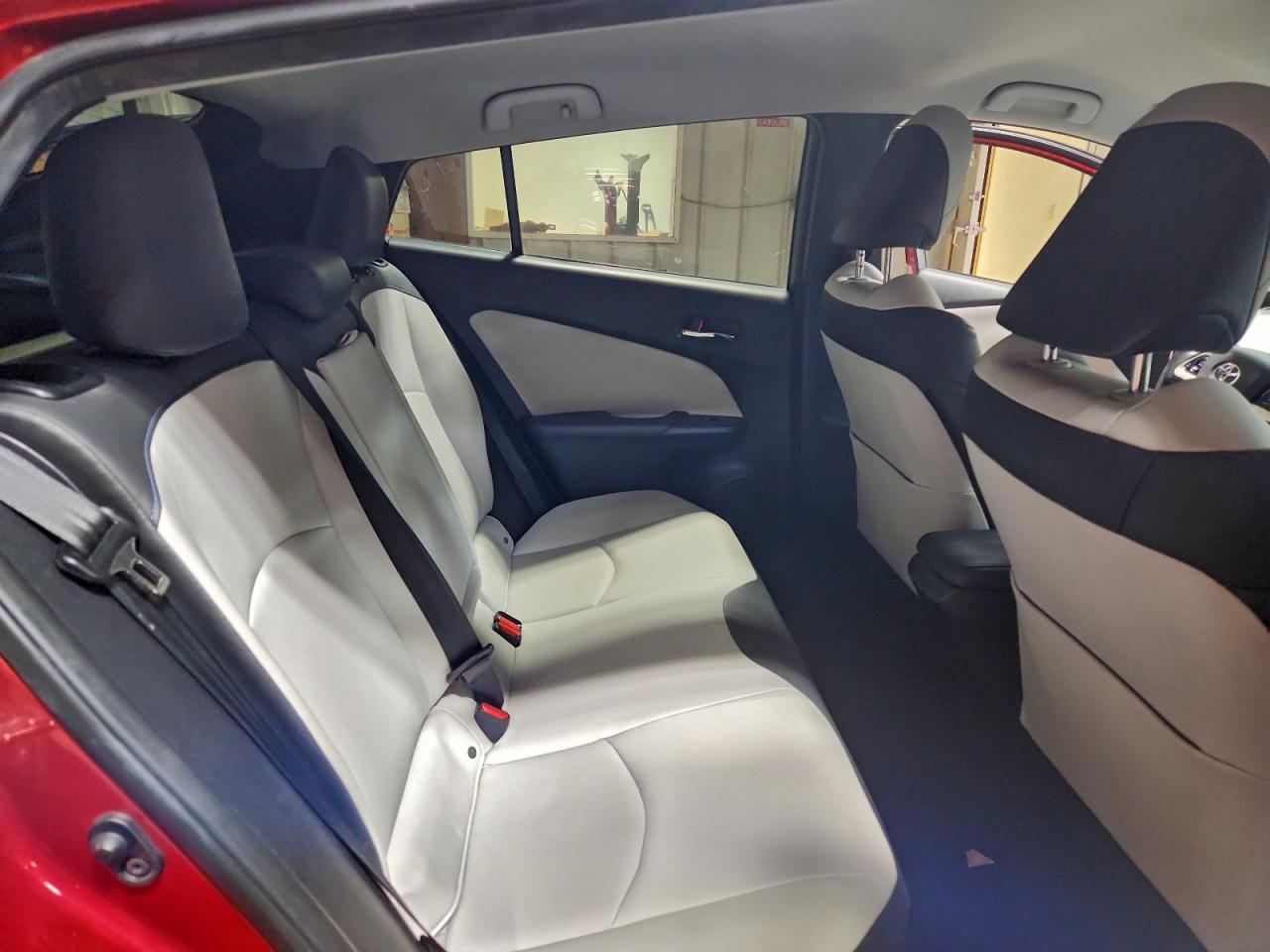 2016 TOYOTA PRIUS photo 31
