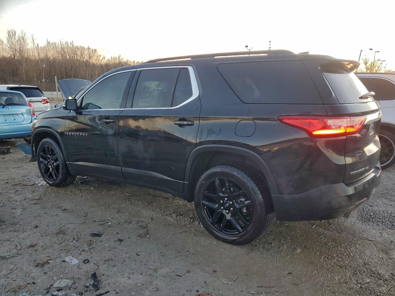 2019 CHEVROLET TRAVERSE LT photo 2