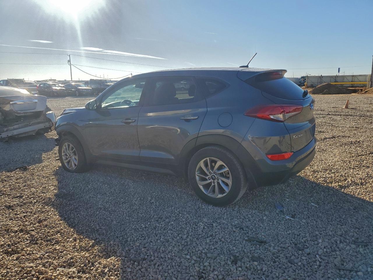 2017 HYUNDAI TUCSON SE photo 2