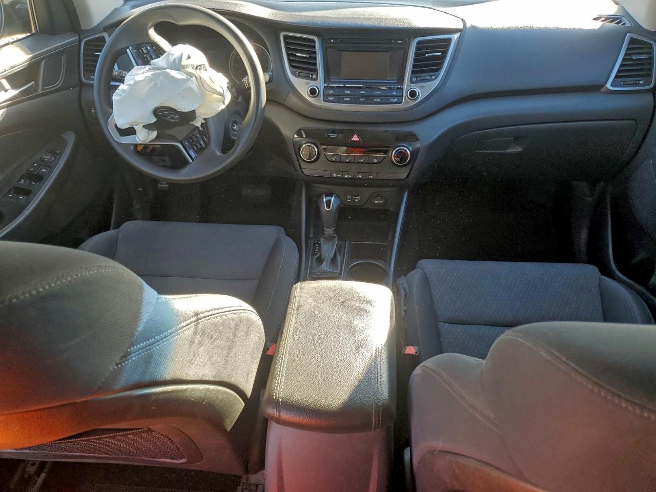 2017 HYUNDAI TUCSON SE photo 8