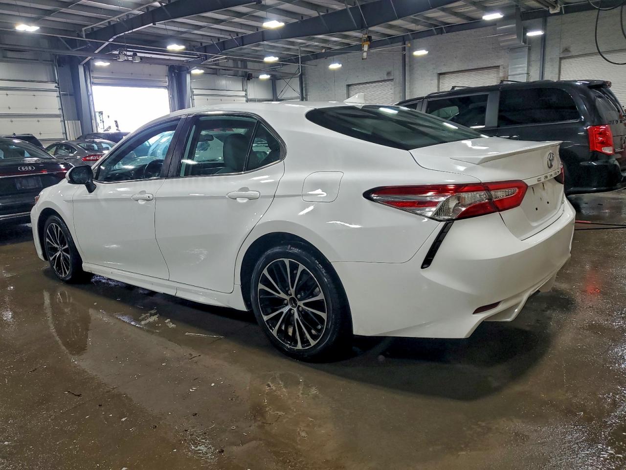 2020 TOYOTA CAMRY SE photo 3