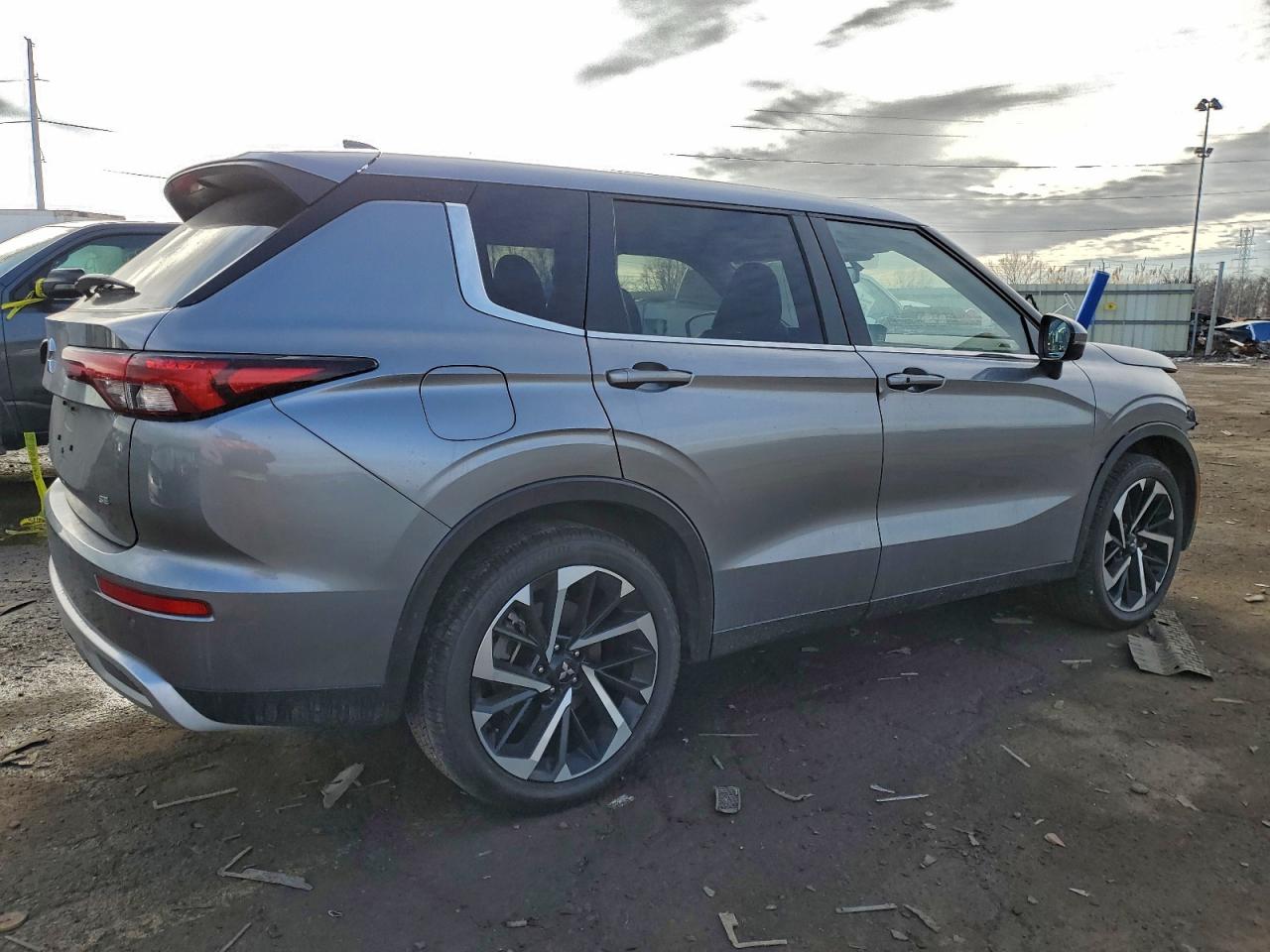2024 MITSUBISHI OUTLANDER SE photo 3