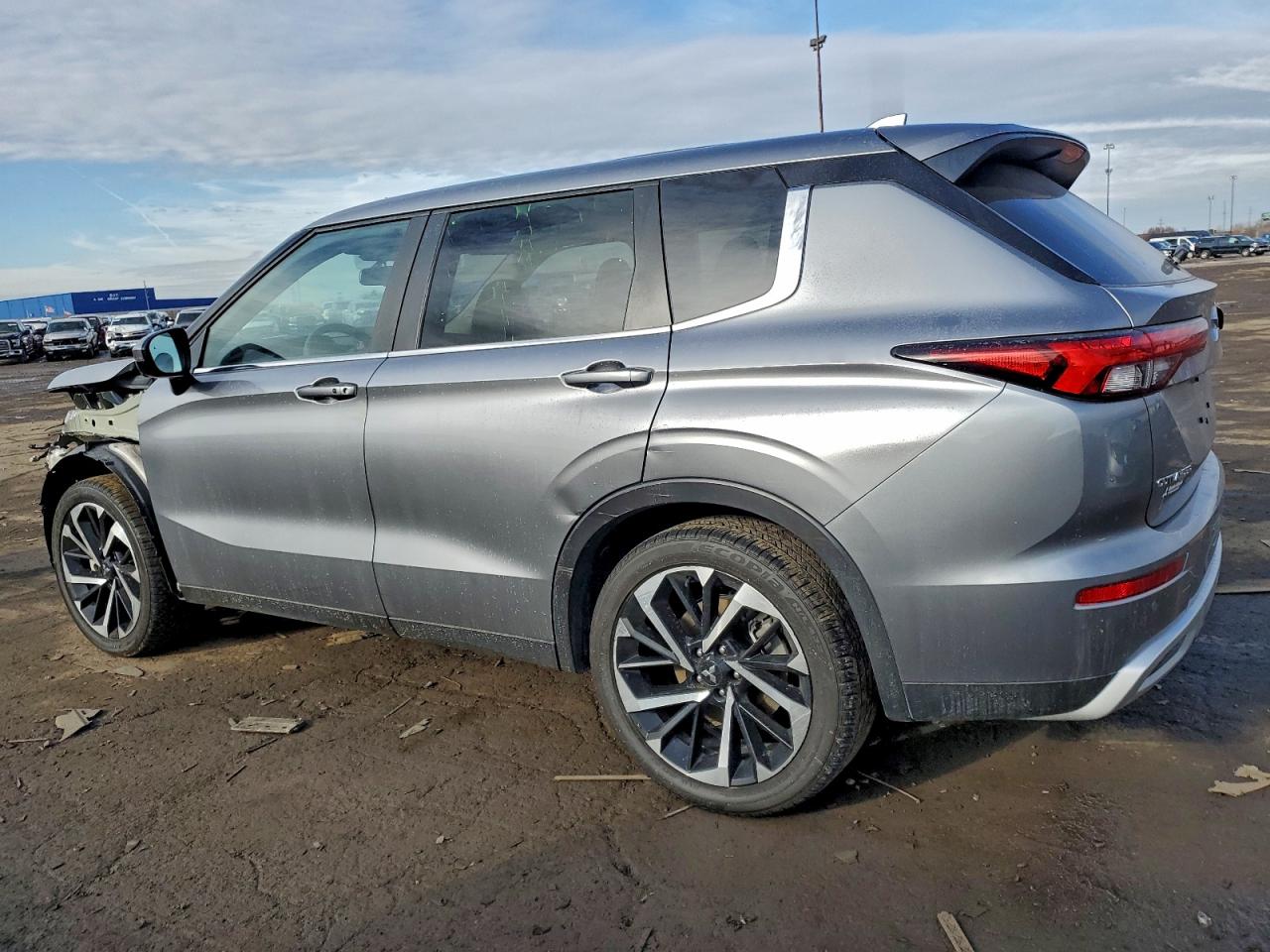 2024 MITSUBISHI OUTLANDER SE photo 2
