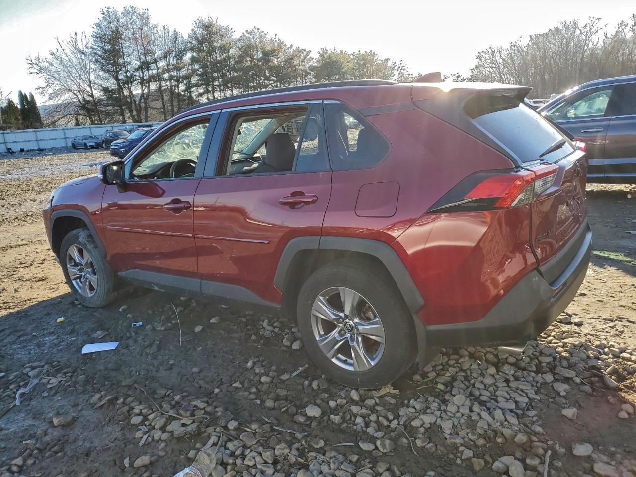 2022 TOYOTA RAV4 XLE photo 2
