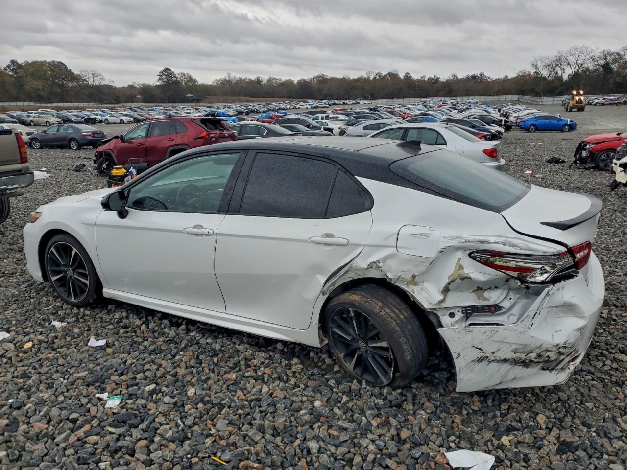 2019 TOYOTA CAMRY XSE photo 4