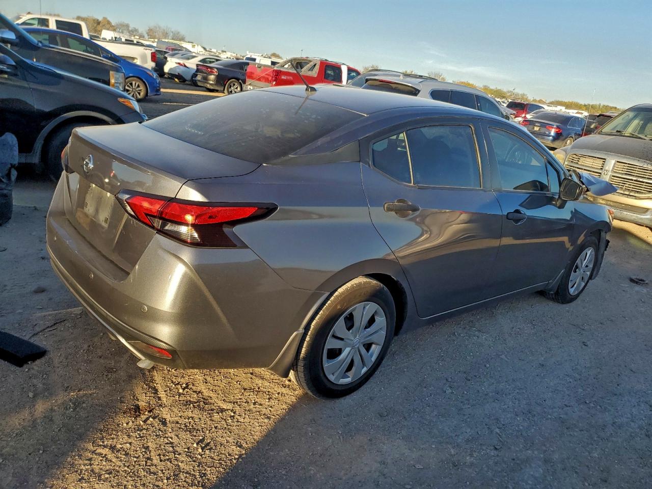 2020 NISSAN VERSA S photo 5