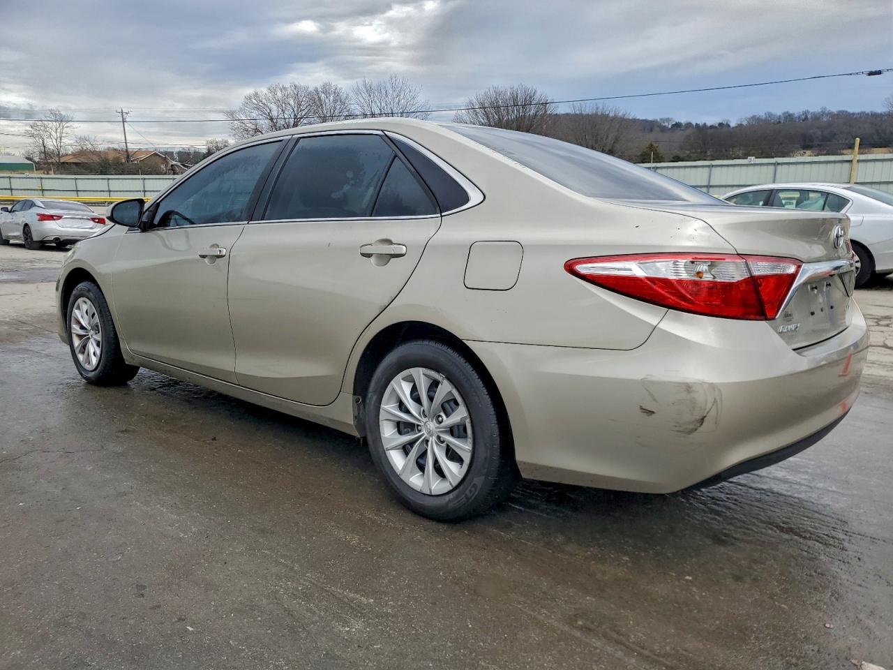 2015 TOYOTA CAMRY LE photo 2