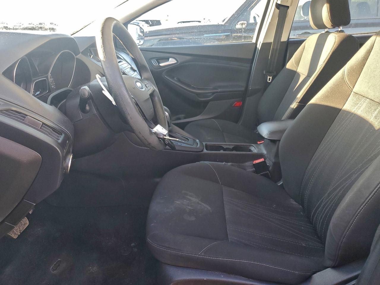 2017 FORD FOCUS SE photo 19