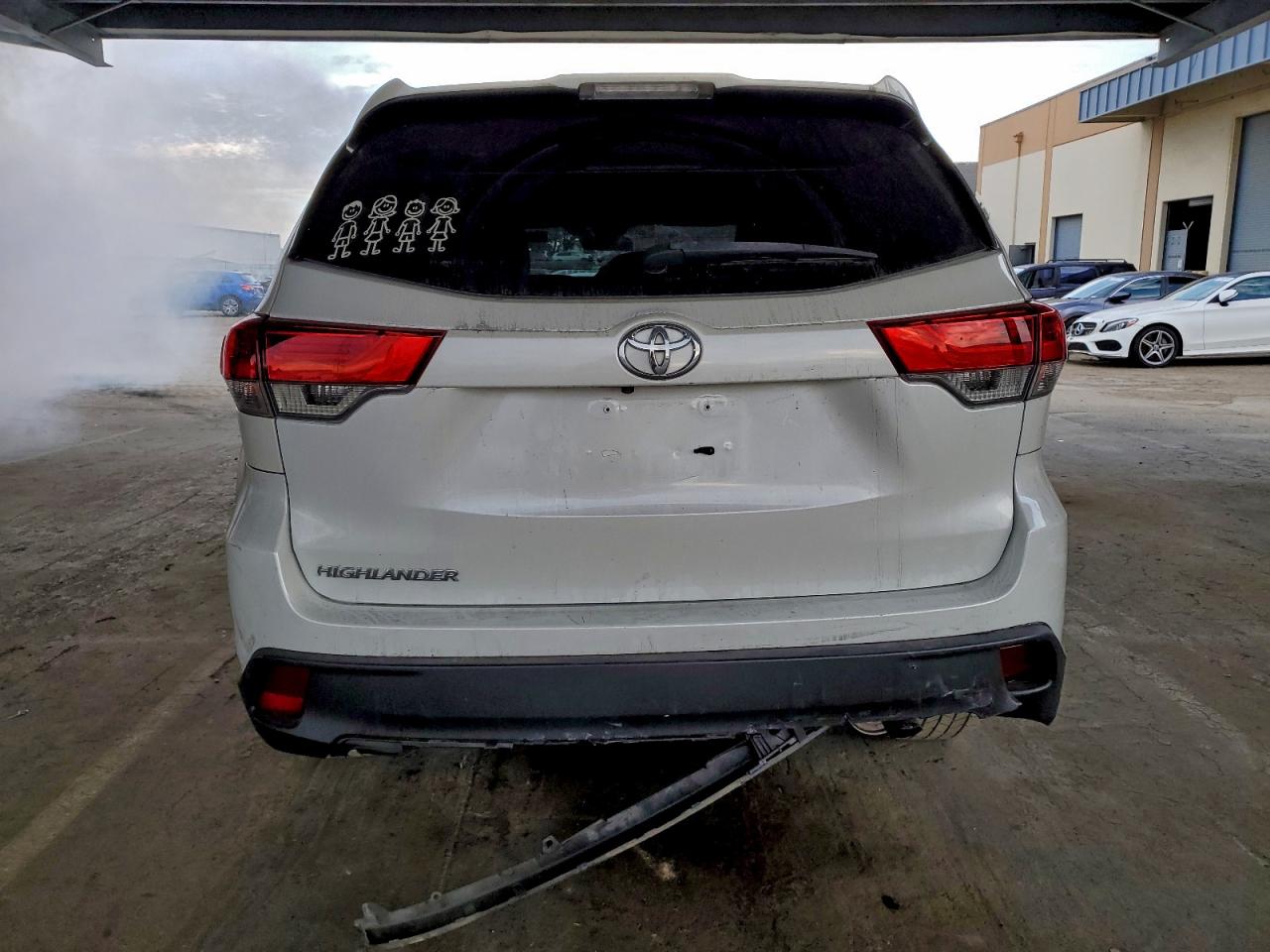 2019 TOYOTA HIGHLANDER LE photo 6