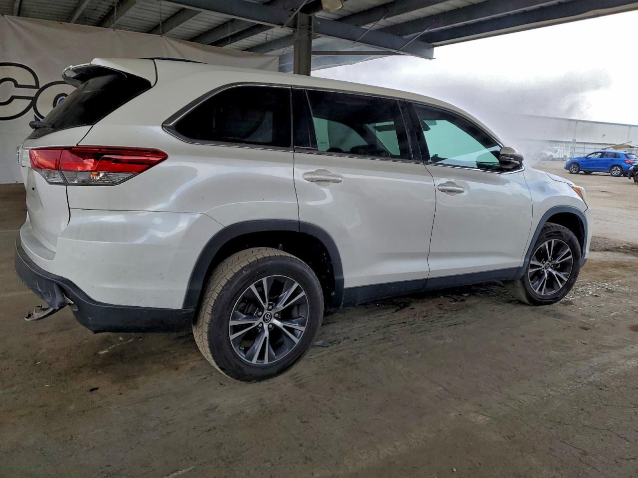 2019 TOYOTA HIGHLANDER LE photo 3