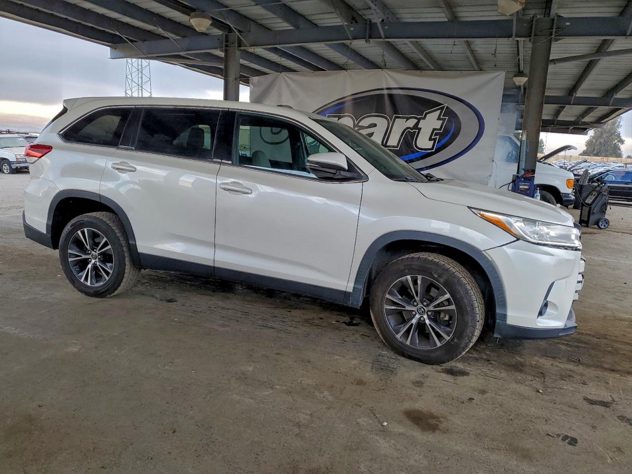2019 TOYOTA HIGHLANDER LE photo 4