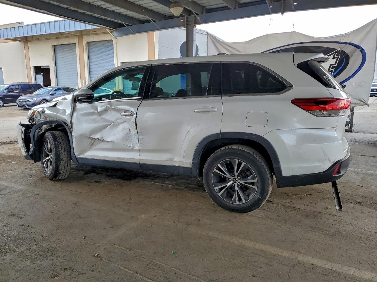 2019 TOYOTA HIGHLANDER LE photo 2