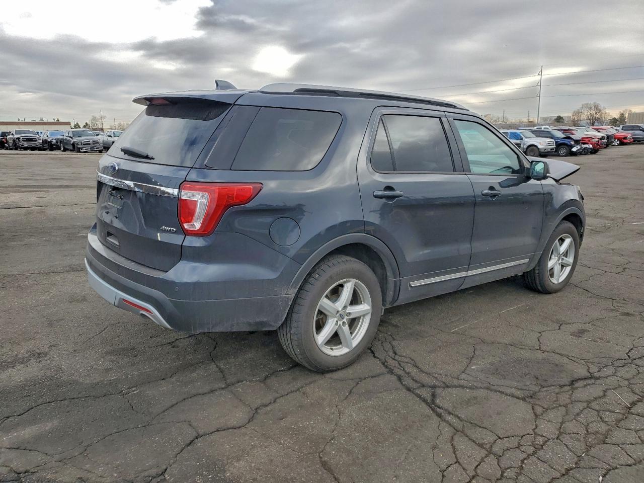 2017 FORD EXPLORER XLT photo 3
