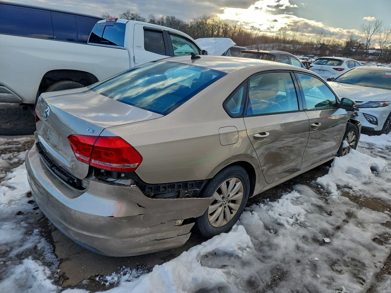 2015 VOLKSWAGEN PASSAT S photo 5