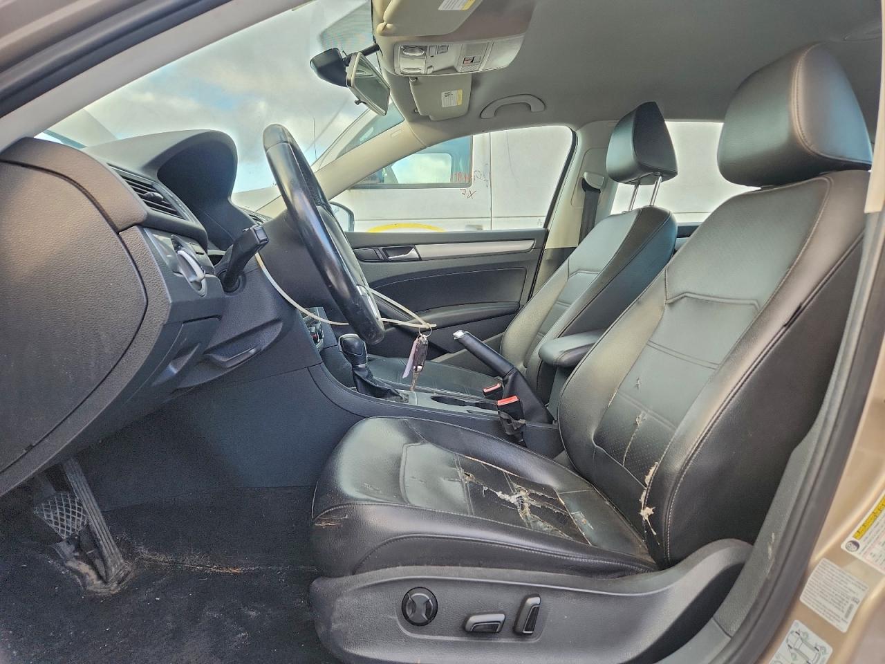 2015 VOLKSWAGEN PASSAT S photo 13