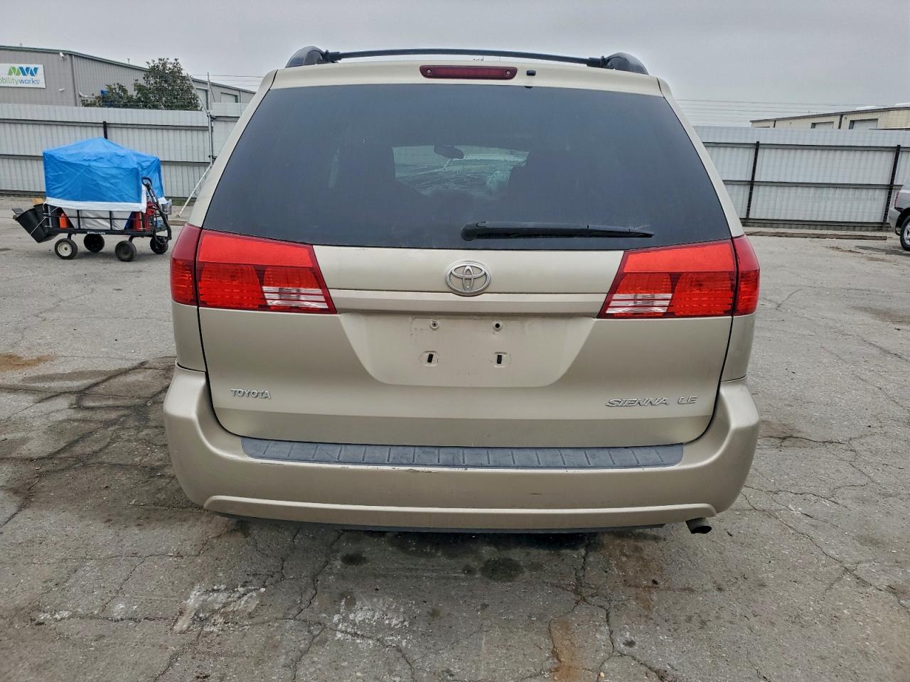 2004 TOYOTA SIENNA CE photo 6