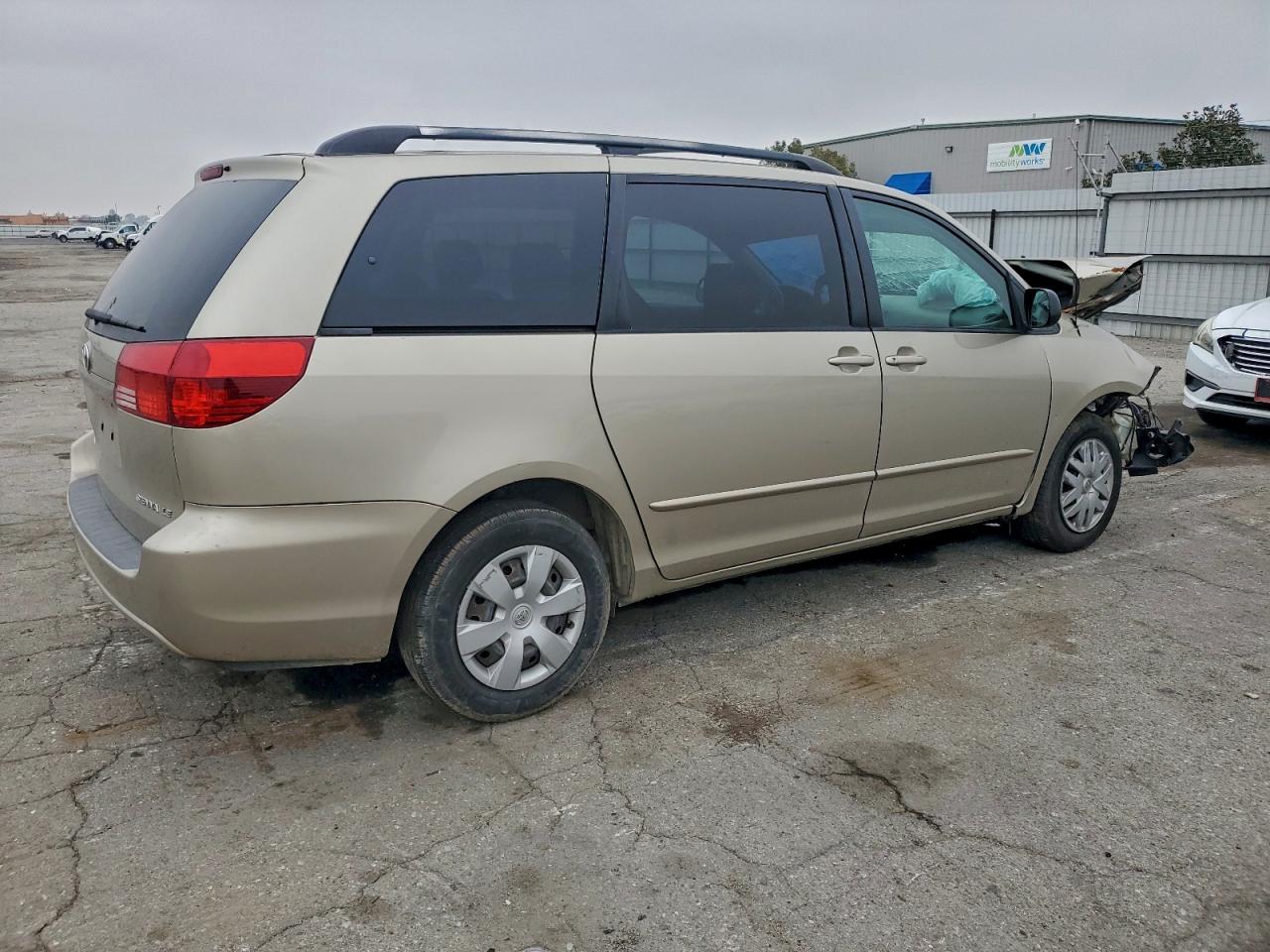 2004 TOYOTA SIENNA CE photo 3