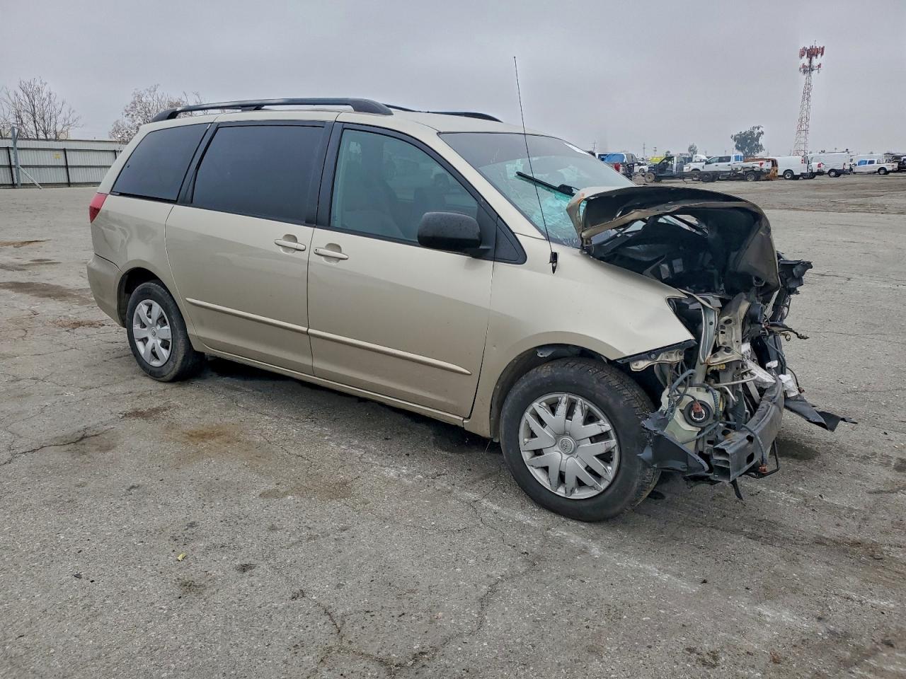 2004 TOYOTA SIENNA CE photo 4