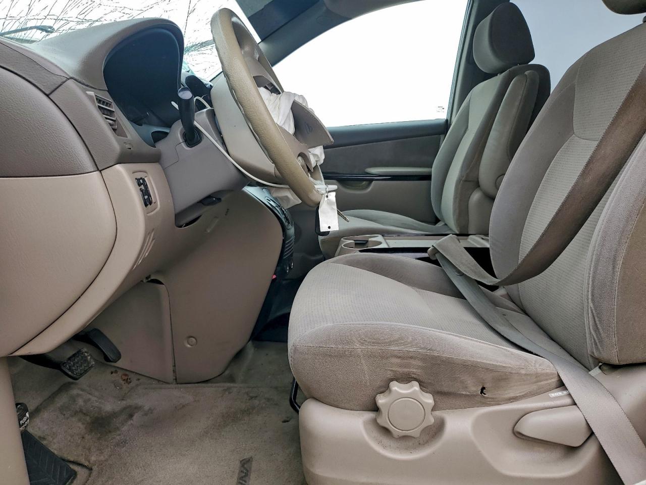 2004 TOYOTA SIENNA CE photo 7