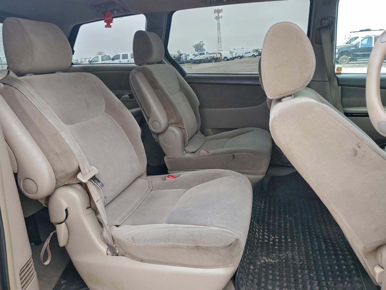 2004 TOYOTA SIENNA CE photo 11