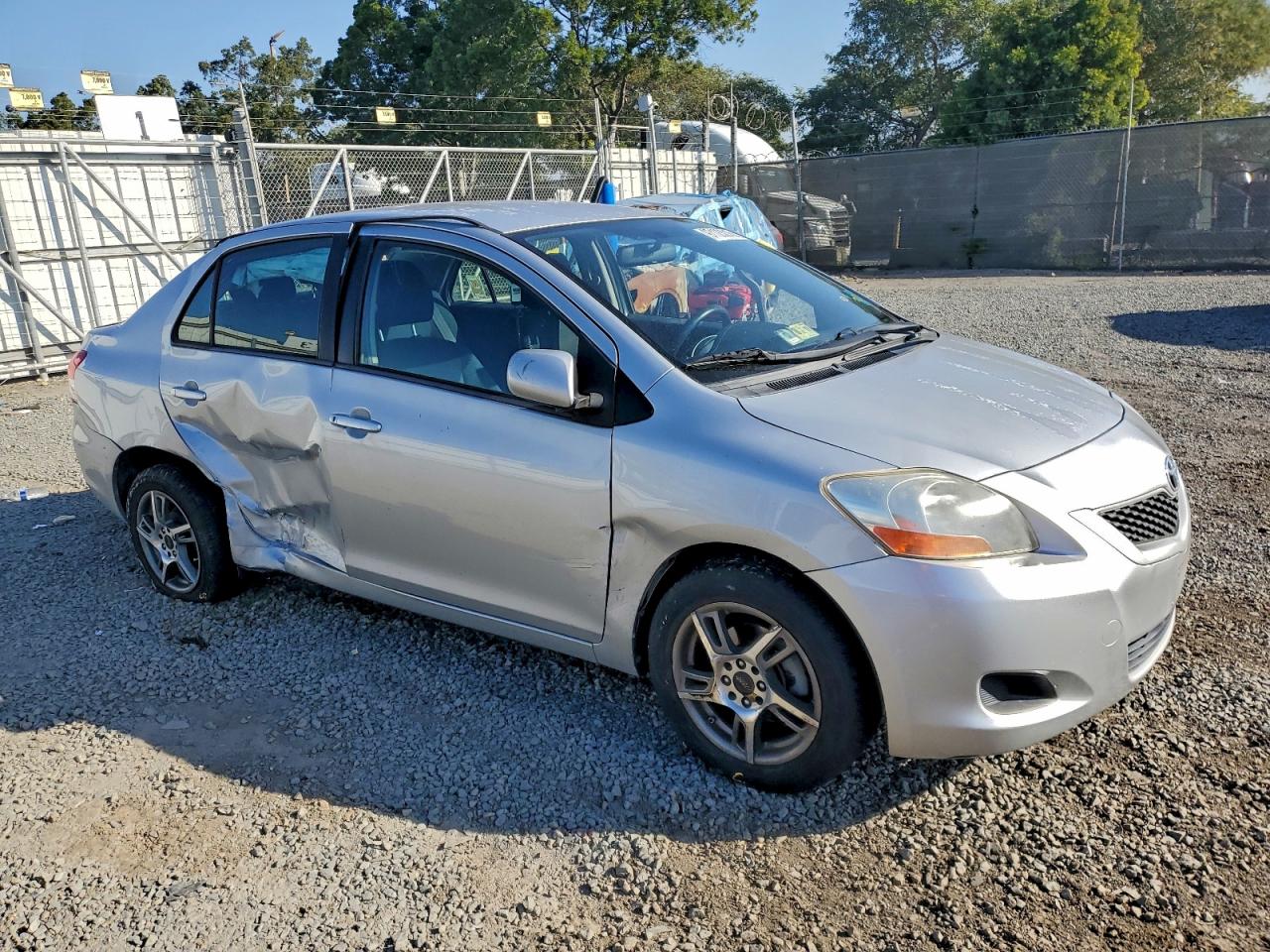2010 TOYOTA YARIS photo 4