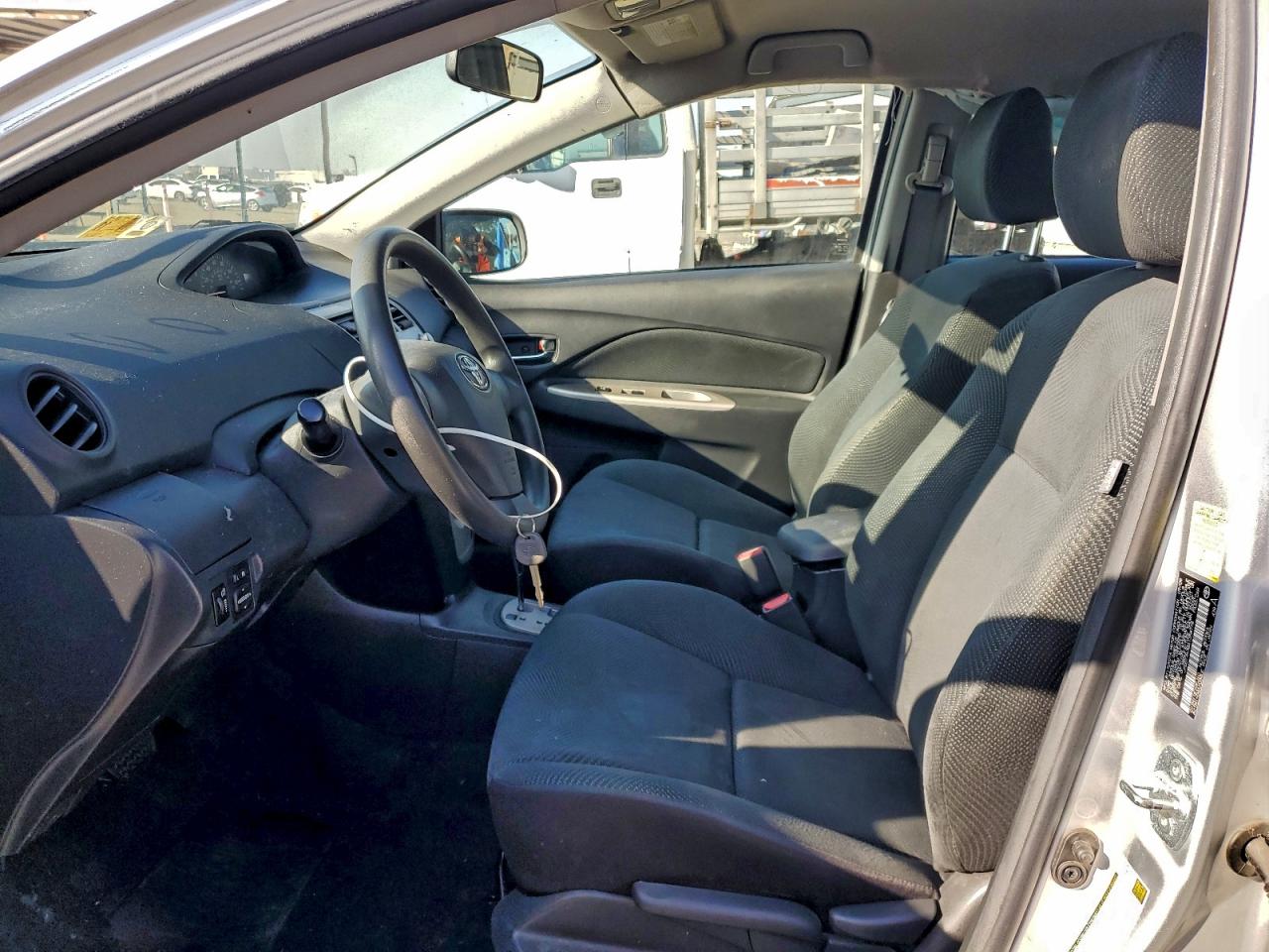 2010 TOYOTA YARIS photo 7