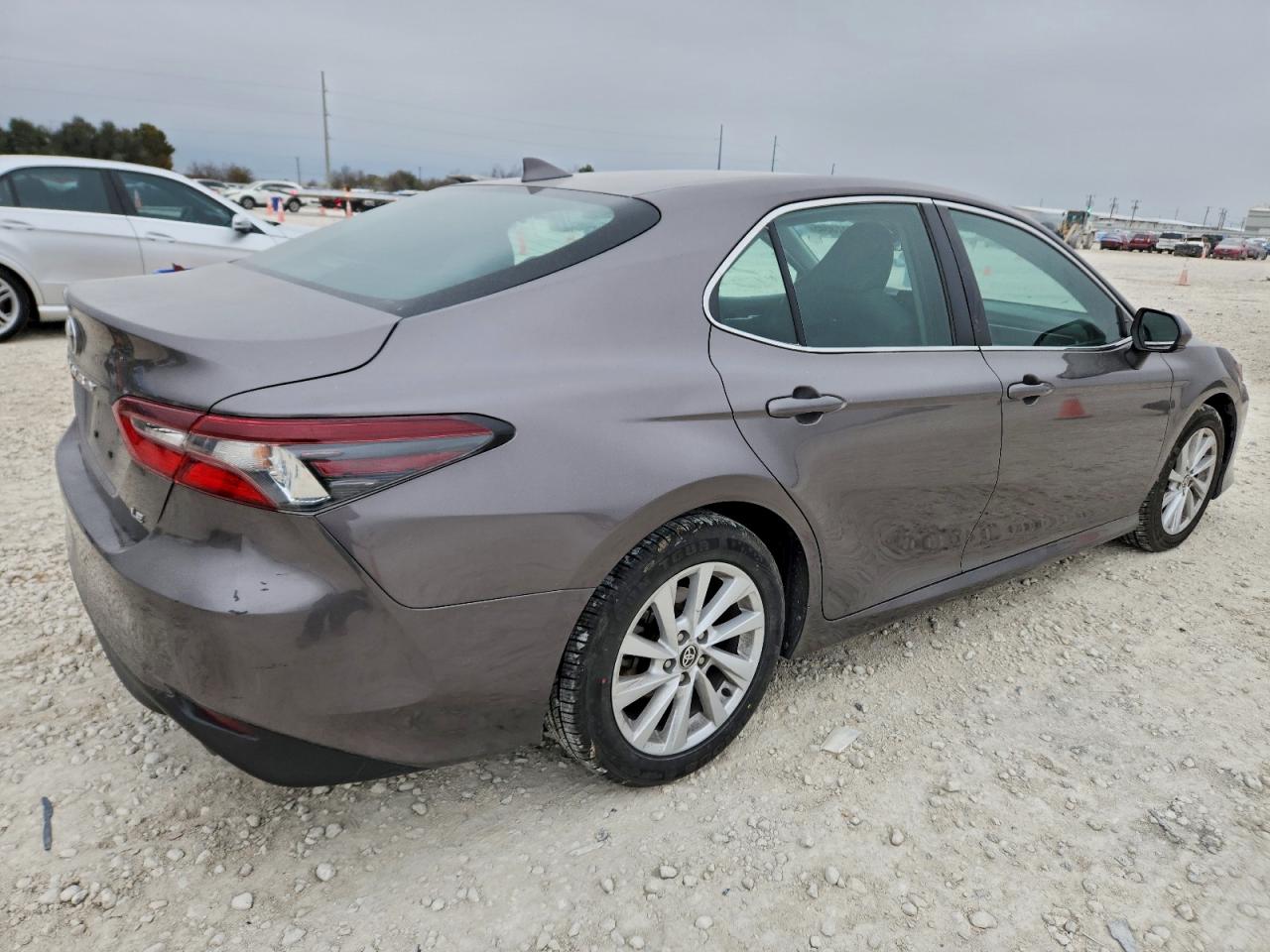 2022 TOYOTA CAMRY LE photo 3