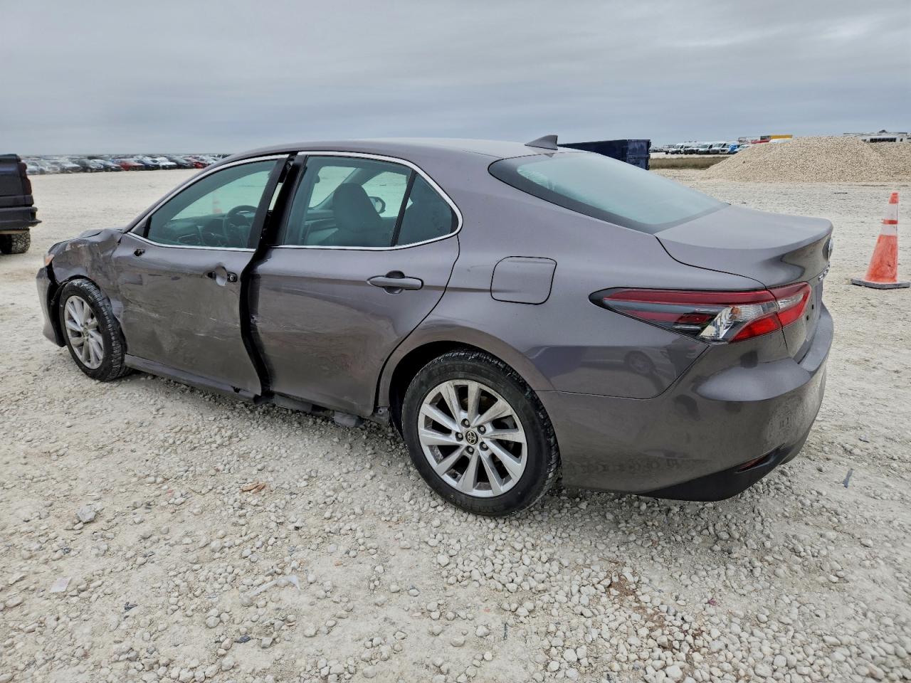 2022 TOYOTA CAMRY LE photo 2