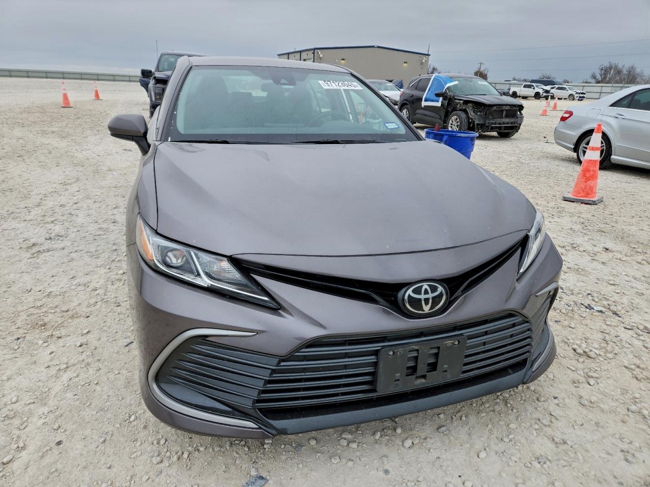 2022 TOYOTA CAMRY LE photo 5