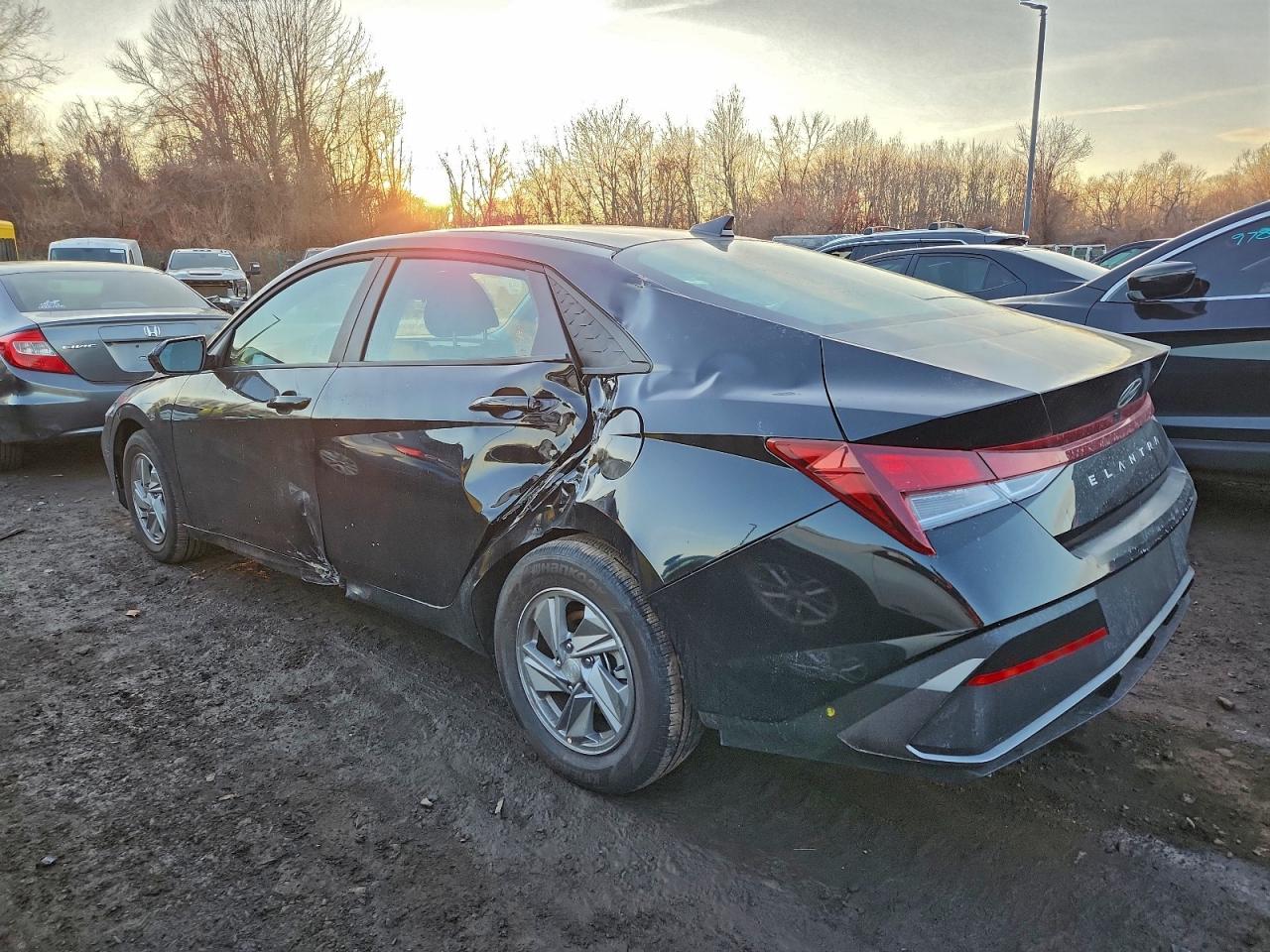 2025 HYUNDAI ELANTRA SE photo 2