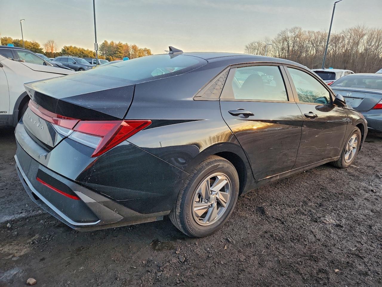 2025 HYUNDAI ELANTRA SE photo 3