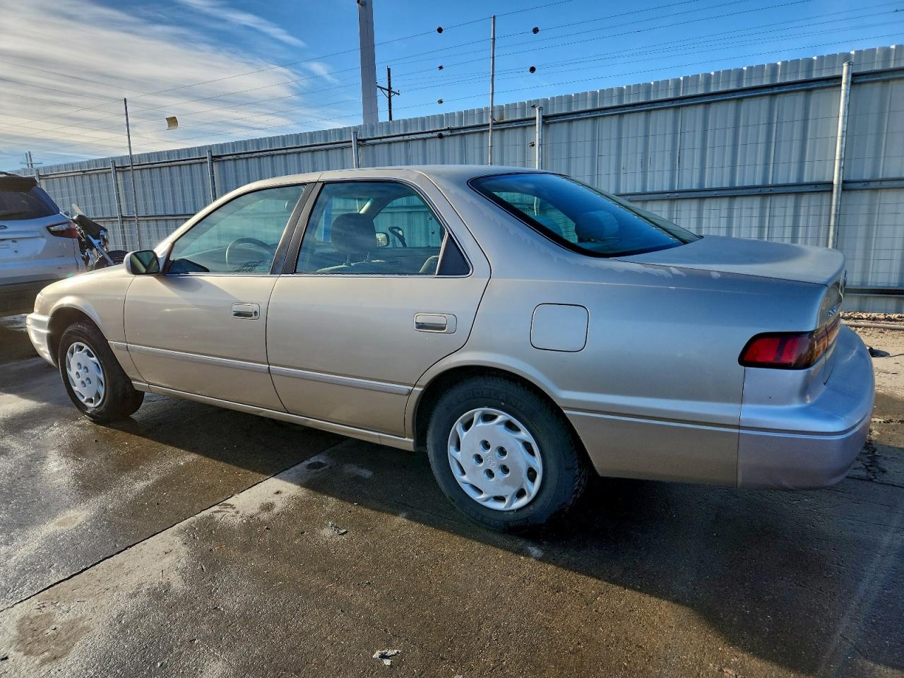 1997 TOYOTA CAMRY LE photo 2