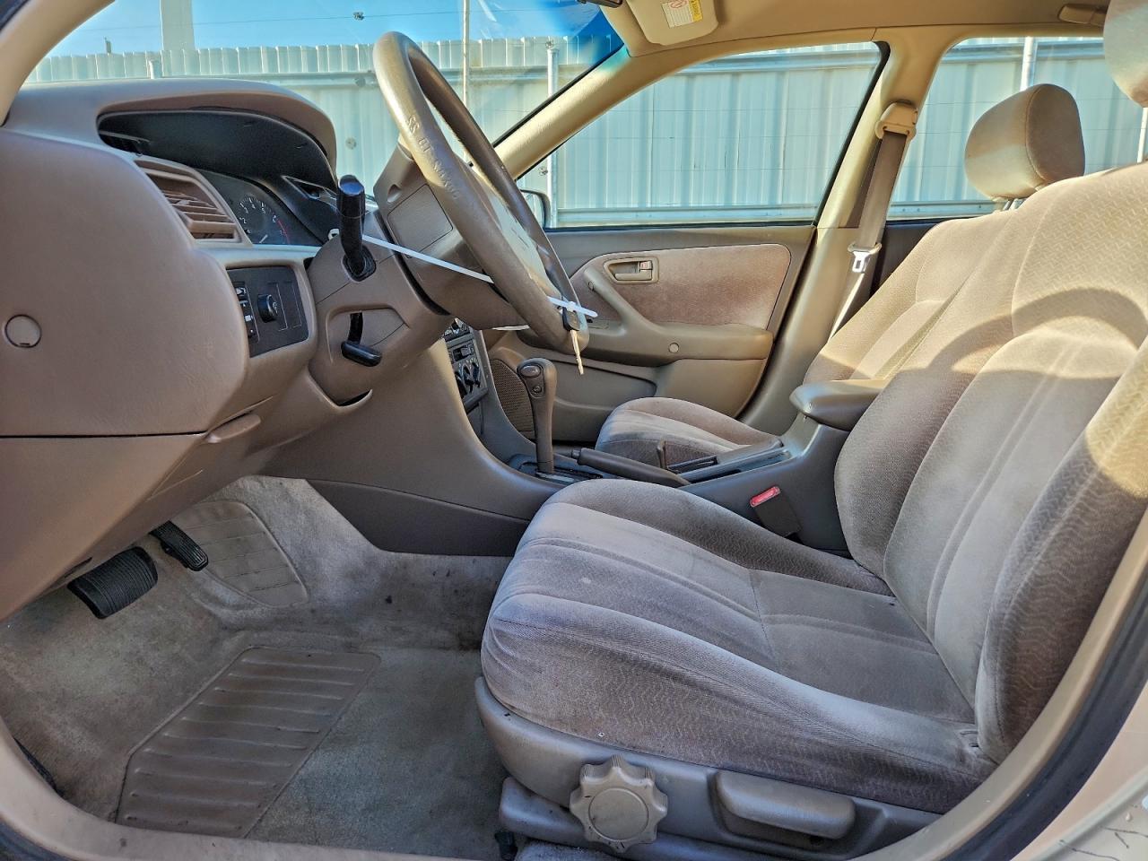 1997 TOYOTA CAMRY LE photo 7