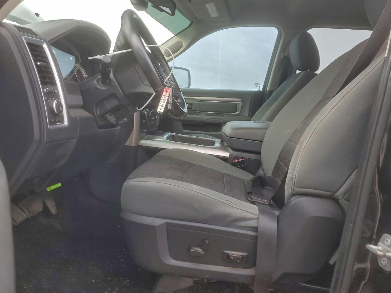 2016 RAM 1500 SLT photo 7