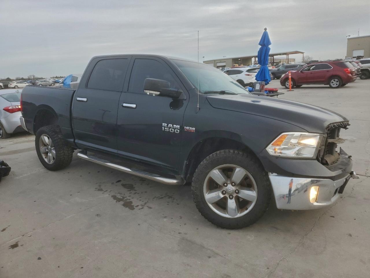 2016 RAM 1500 SLT photo 4