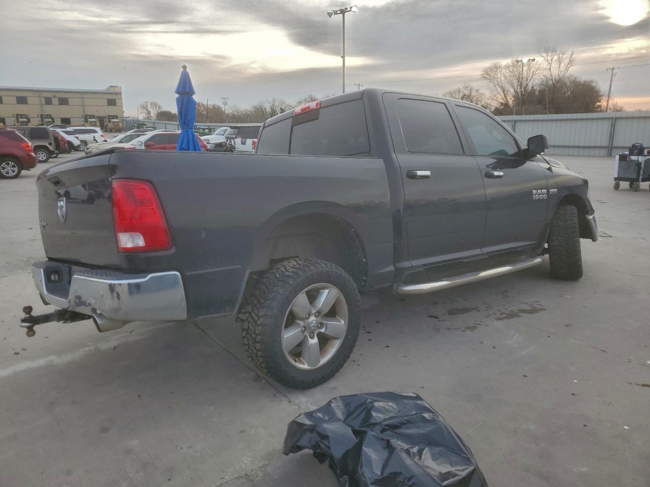 2016 RAM 1500 SLT photo 3