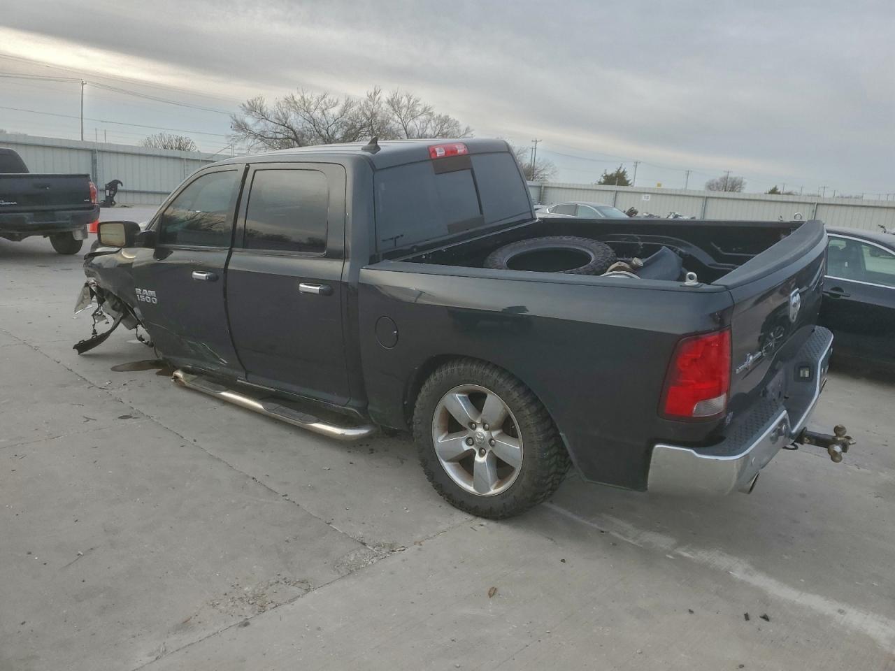 2016 RAM 1500 SLT photo 2
