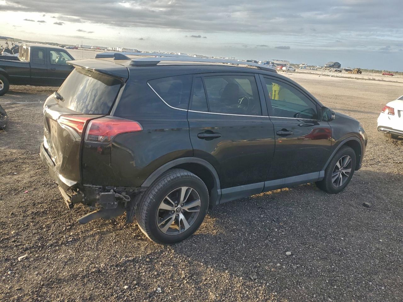 2017 TOYOTA RAV4 XLE photo 3