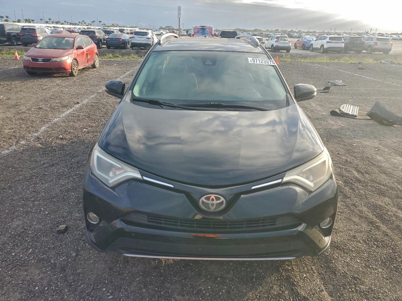2017 TOYOTA RAV4 XLE photo 5