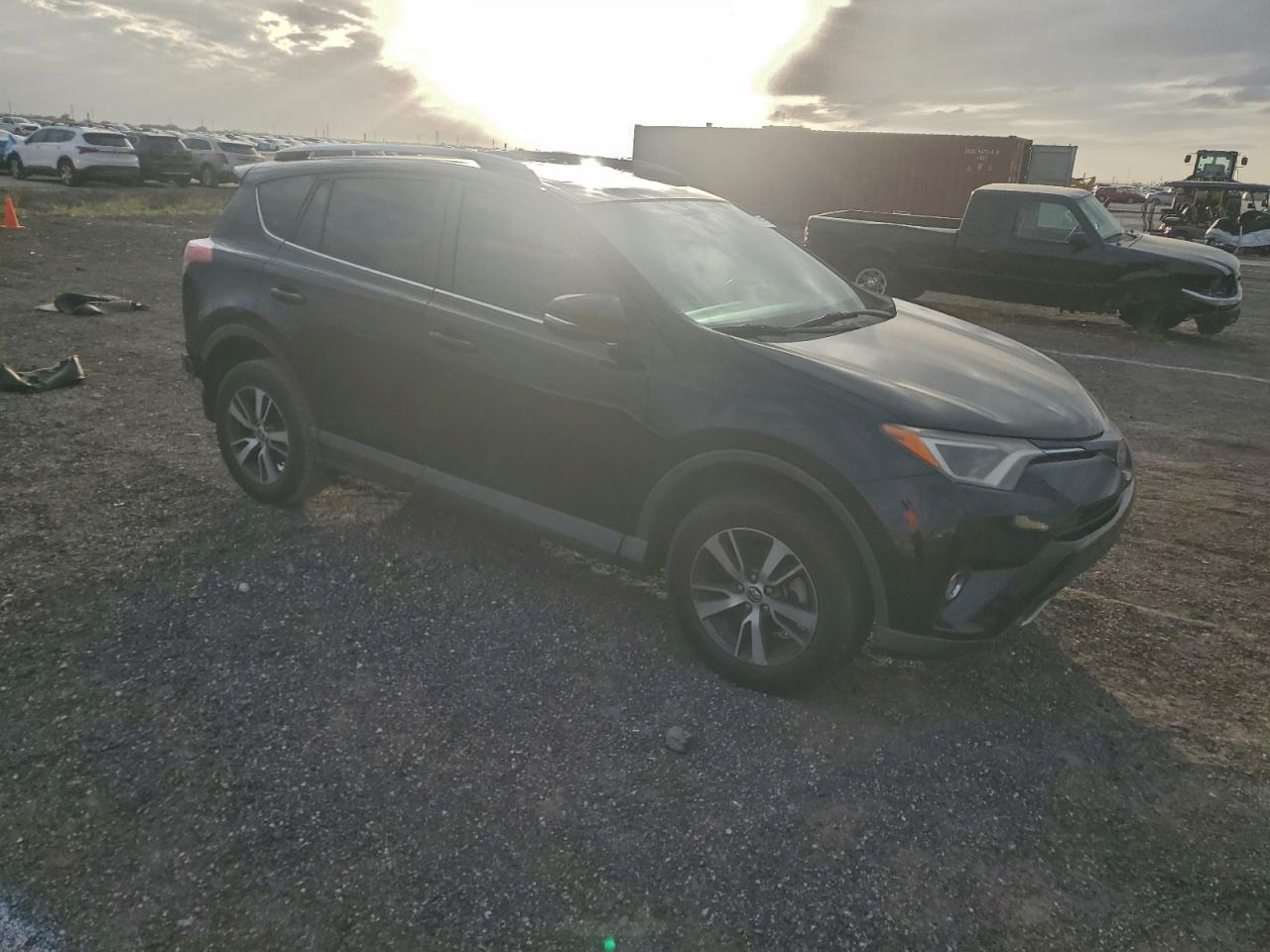 2017 TOYOTA RAV4 XLE photo 4